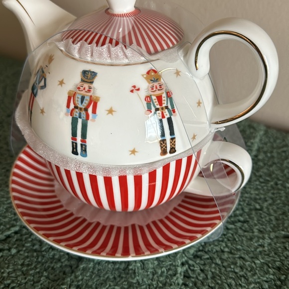 COPY - Grace Teaware Christmas Teapot Teacup Saucer Nutcracker Red NEW - Picture 2 of 6
